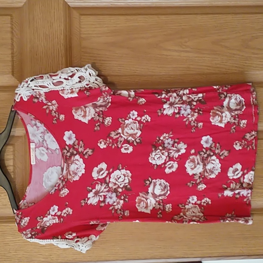 Floral print shirt with lace detail on the arms
